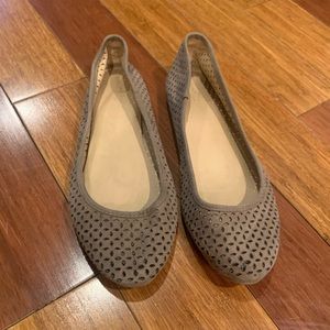 Universal Thread Tan Ballet Flats